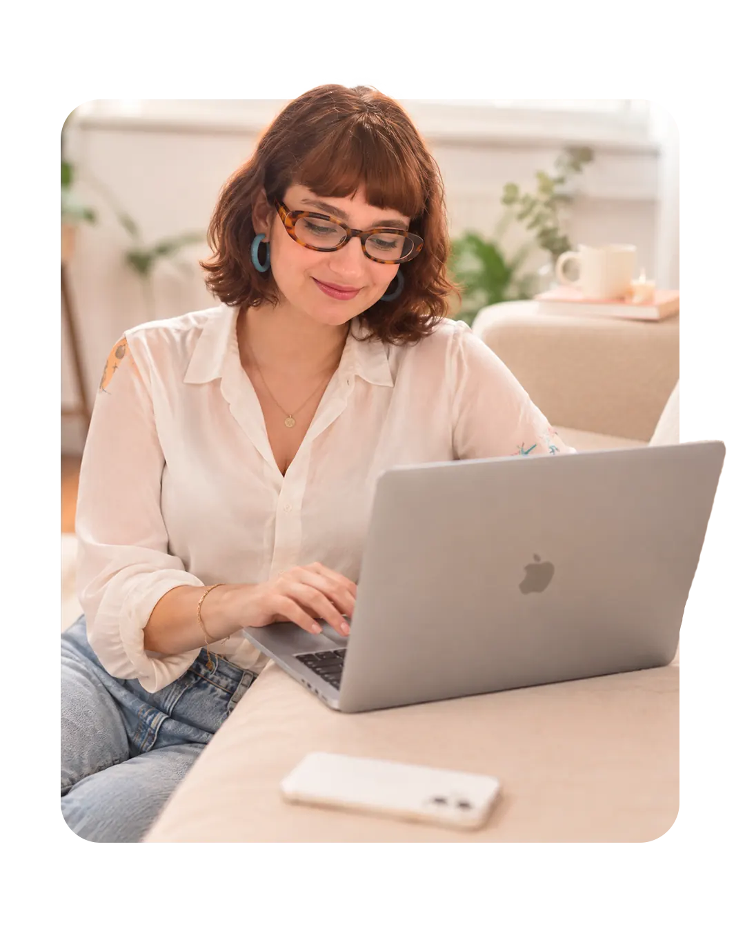 Nicole Cooper trabalhando em seu notebook