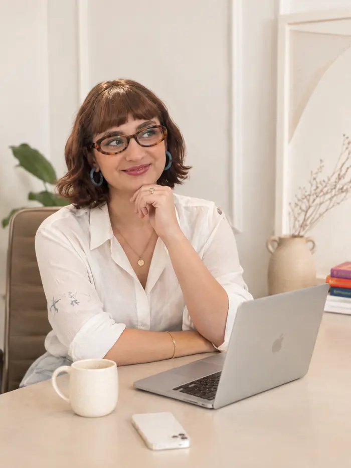 Nicole Cooper em seu espaço de atendimento online